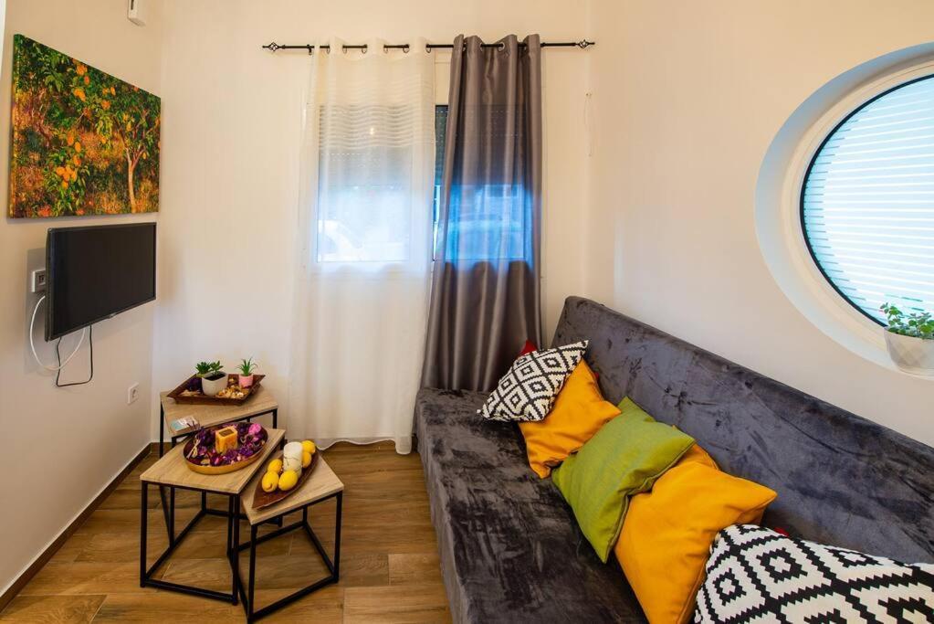 Lemon Garden Stylish Private Apartment Kalamata Esterno foto