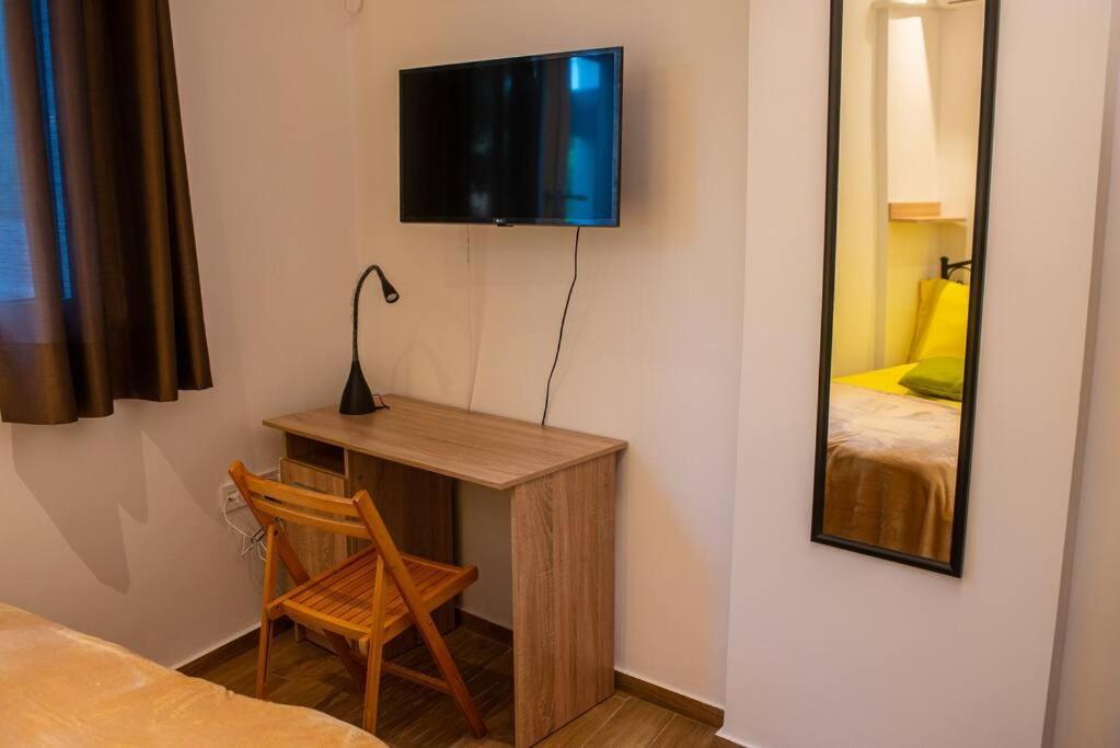 Lemon Garden Stylish Private Apartment Kalamata Esterno foto